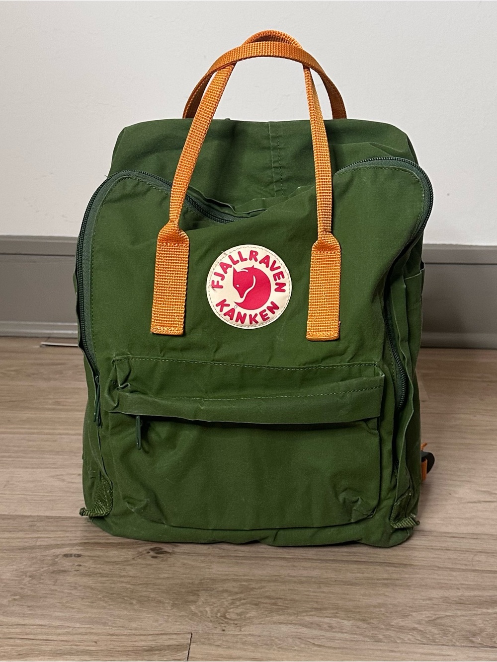 FJALL RAVEN KANKEN CLASSIC EVERYDAY OUTDOOR BACKBACK. F23510. ARMY GREEN/ Orange